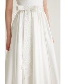 Beyaz El İşleme Kemer Detaylı Straplez Kloş Saten Midi Elbise