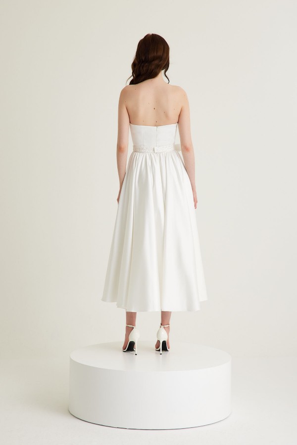 Beyaz El İşleme Kemer Detaylı Straplez Kloş Saten Midi Elbise