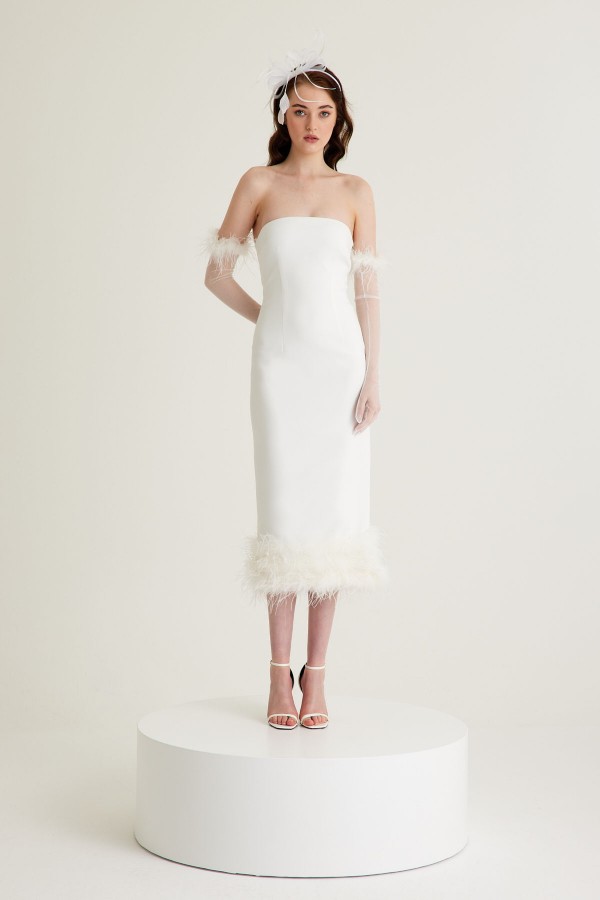  Beyaz Düz Yaka Straplez Tüy Detaylı Krep Midi Elbise