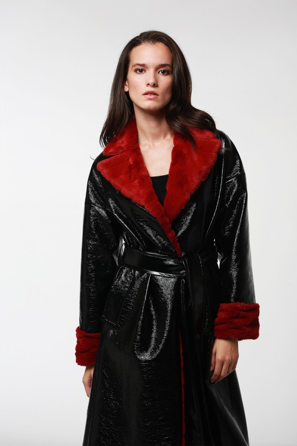 Siyah Rugan Kırmızı Kürk Detaylı Palto
