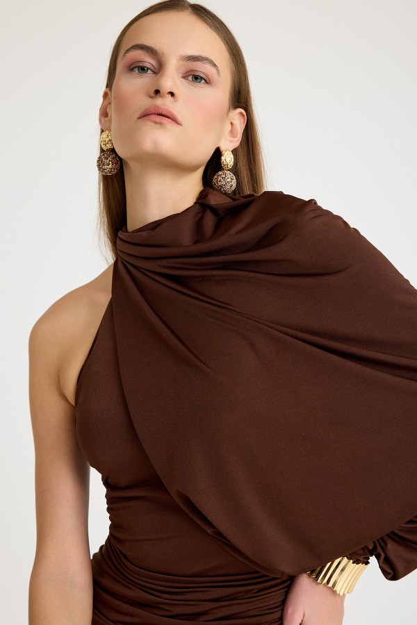 kahverengi tek omuz drapeli mini elbise