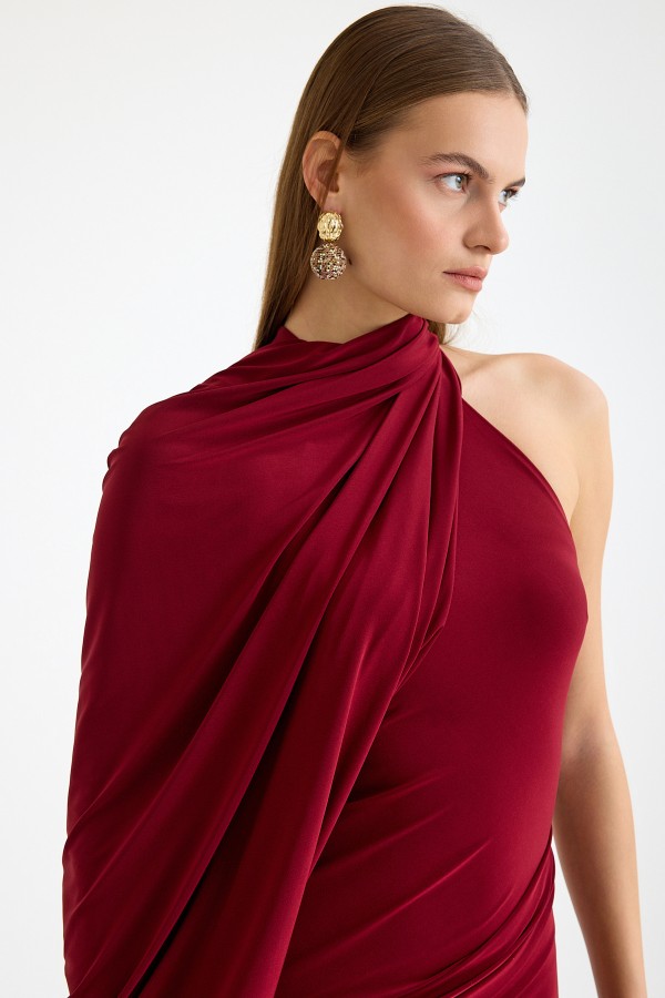 Bordo tek omuz drape detaylı maxi abiye elbise